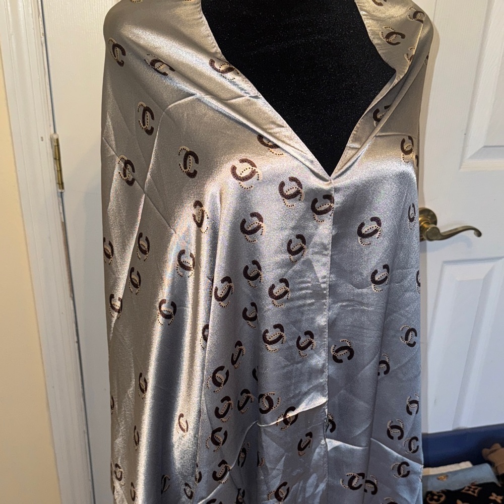 Elegant Silver Patterned Shawl - Picture 2 of 16